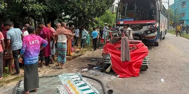 ময়মনসিংহের গন্দ্রপা বাইপাস এলাকায় বাসের সঙ্গে সিএনজি অটোরিকশার সংঘর্ষের পর ঘটনাস্থলের চিত্র।